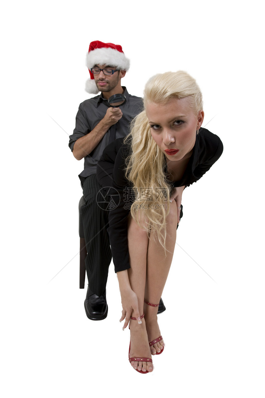 男人拿着放大镜 女人坐在他的膝上图片