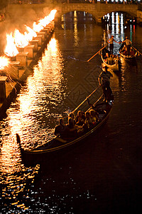 火小船Gondolas 夜间Gondolas背景