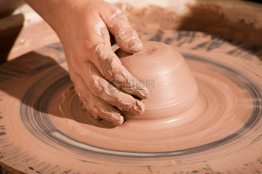 Potter 雕塑克莱车轮手指爱好地球艺术家工匠陶器工艺旋转艺术图片
