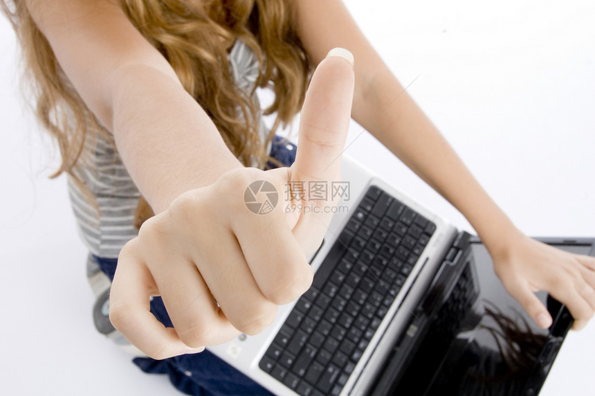 拥有手提笔记本电脑的女孩技术姿势衣服屏幕金发女郎冒充键盘拇指工作室女性图片