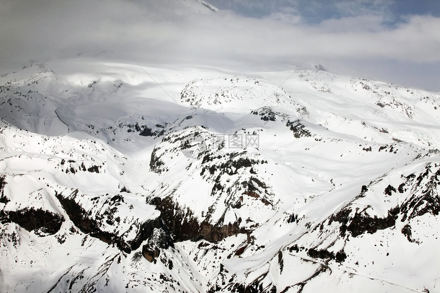 山丘和雪雪旅游登山土地蓝色天空闲暇冻结远足太阳晴天图片