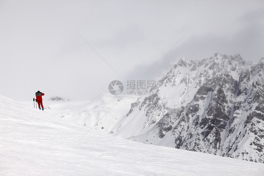 山顶的滑雪机男人假期滑雪者爬坡道娱乐运动男性红色季节性滑雪图片