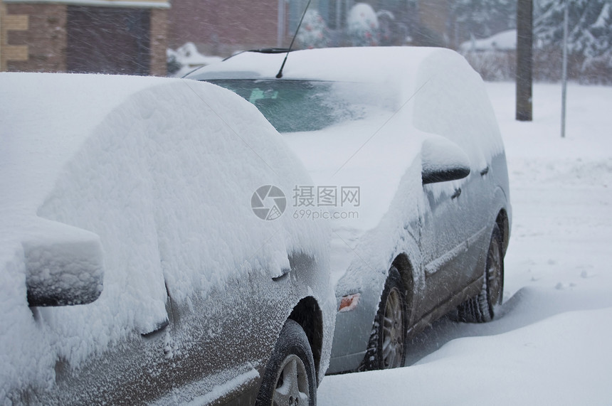 冬季暴风雨下的车运输暴风雪下雪风暴季节气候车辆天气冻结降雪图片