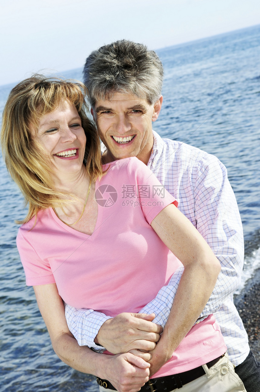 成熟的浪漫情侣活动幸福婴儿海滩假期蓝色一代微笑女士妻子图片