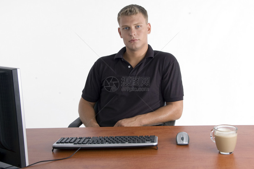 男人用笔记本电脑和茶叶图片