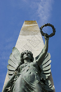 天使雕像青铜雕塑英语纪念馆方尖碑蓝色金属残翼天空背景图片