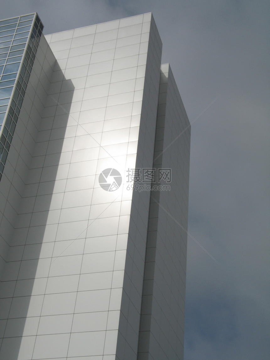 现代建筑玻璃灰色天空风暴图片