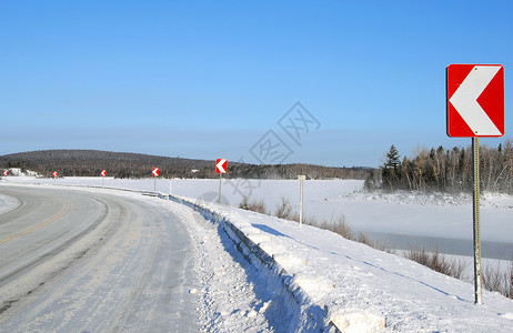 向左转小路白色乡村季节季节性蓝色树木森林红色天空背景图片