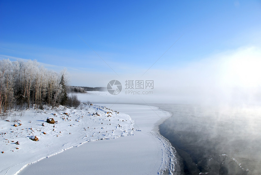 冬季奇幻乐园支撑白色季节树木岩石河岸天空蓝色冻结图片