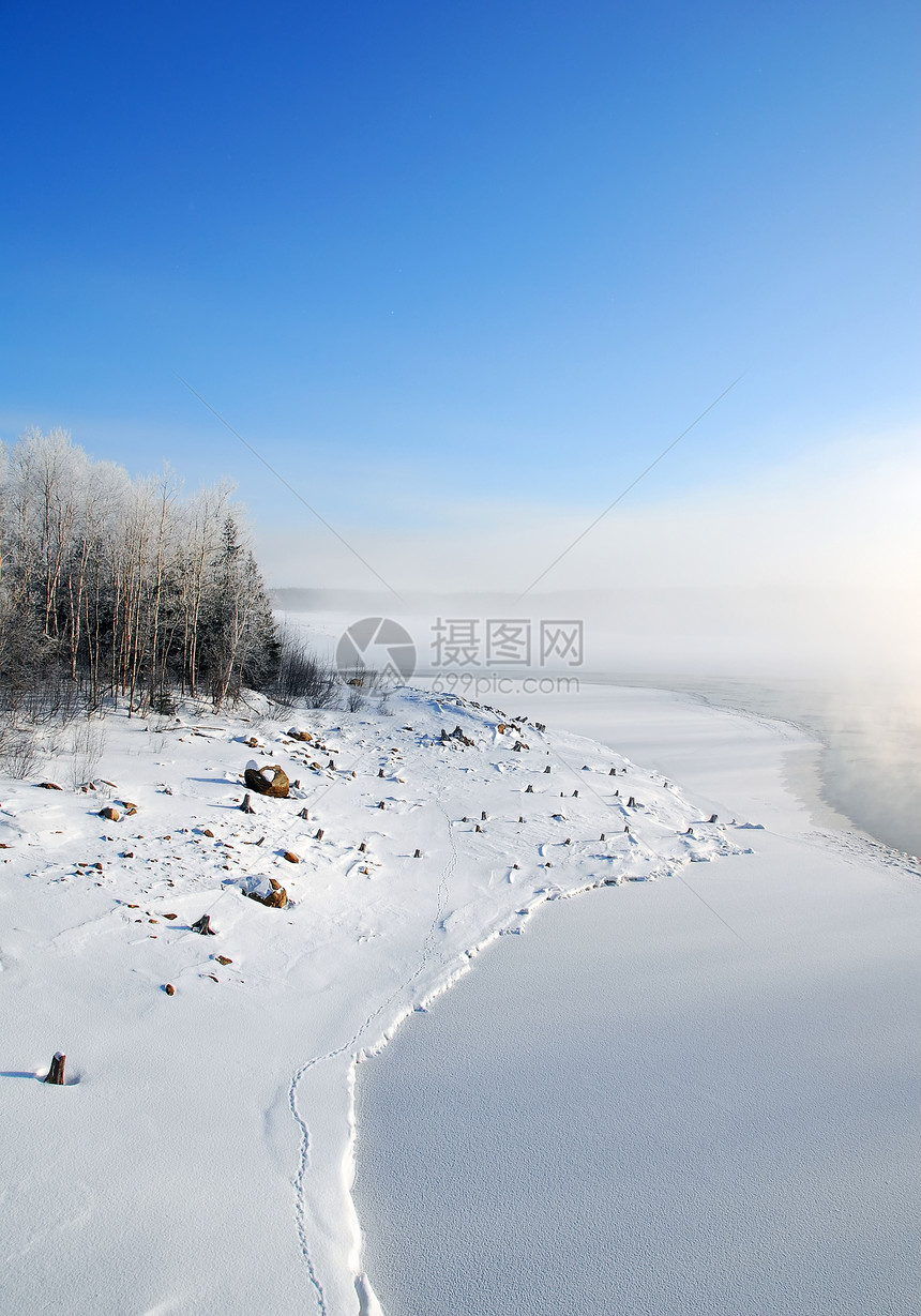 冬季奇幻乐园天空季节岩石支撑树木白色河岸冻结蓝色图片