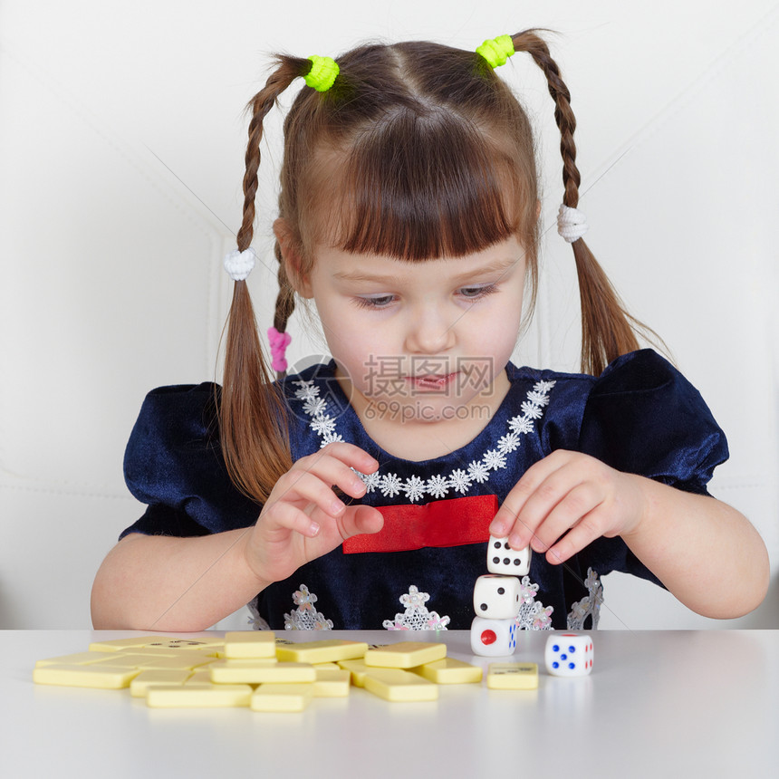 儿童在餐桌上玩小玩具桌子座位童年团体裙子游戏蓝色骨头骨牌白色图片