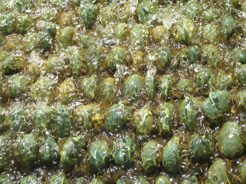 水下绿宝石石头流动岩石uo鹅卵石瀑布喷泉气泡图片