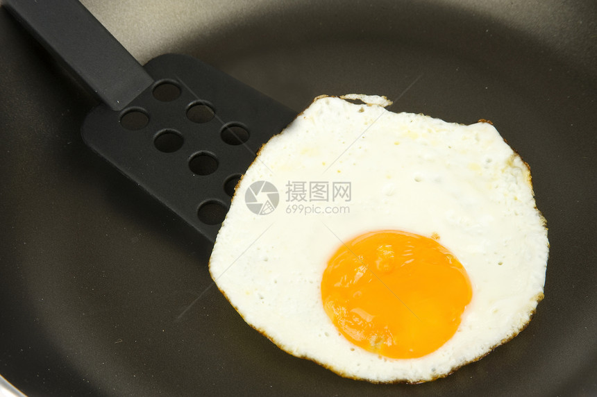 煎蛋烹饪鸡蛋厨房黄色厨具白色午餐食物家庭金属图片