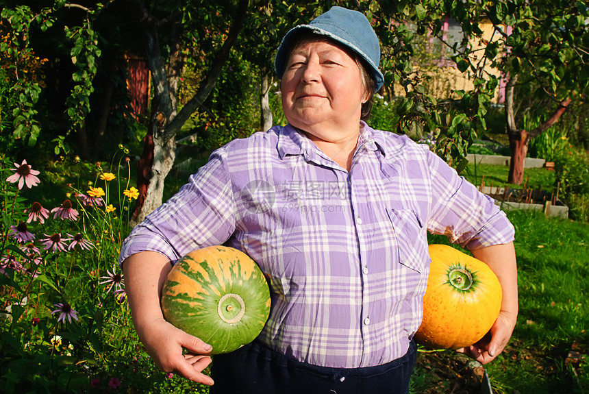 女人和两个南瓜国家晴天生产阳光酒窝营养微笑园艺收成蔬菜图片