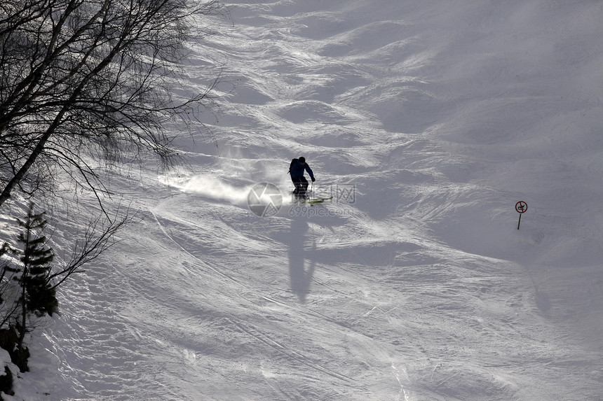 山顶的滑雪者季节性青少年男人滑雪季节假期爬坡道成人水平运动图片