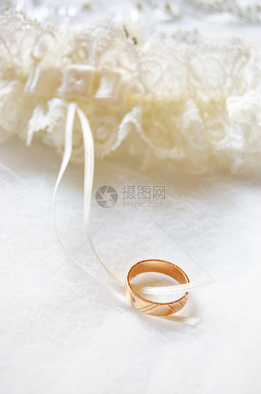 结婚戒指丝带蜂蜜婚姻白色材料卷曲庆典纺织品风格装饰图片