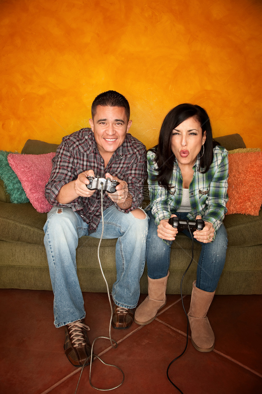 西班牙裔情侣玩视频游戏牛仔裤电子牛仔布电脑女士优胜者控制器男性竞赛男人图片