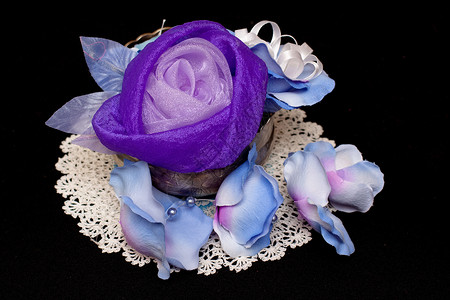 蓝色玫瑰花瓣人工手工制作的玫瑰紫色纺织品蕾丝树叶蓝色奇思妙想礼物餐巾纸针线活工艺背景