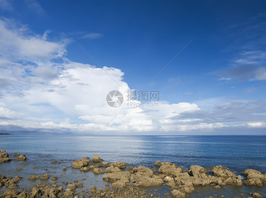 岩石海滩海洋蓝色闲暇石头支撑冲浪风景海浪海岸戏剧性图片