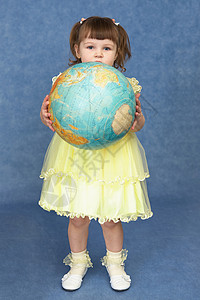 小女孩抱着一个巨大的地球背景图片