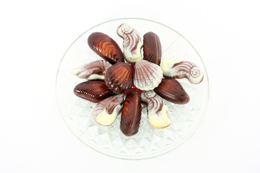 玻璃盘上的甜甜巧克力贝壳鱼图片