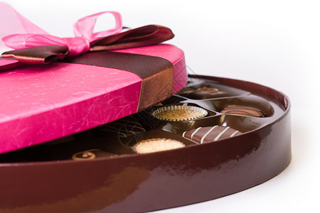 巧克力盒盒子盒装丝带育肥美食水平礼物盒礼物糖果粉色背景图片