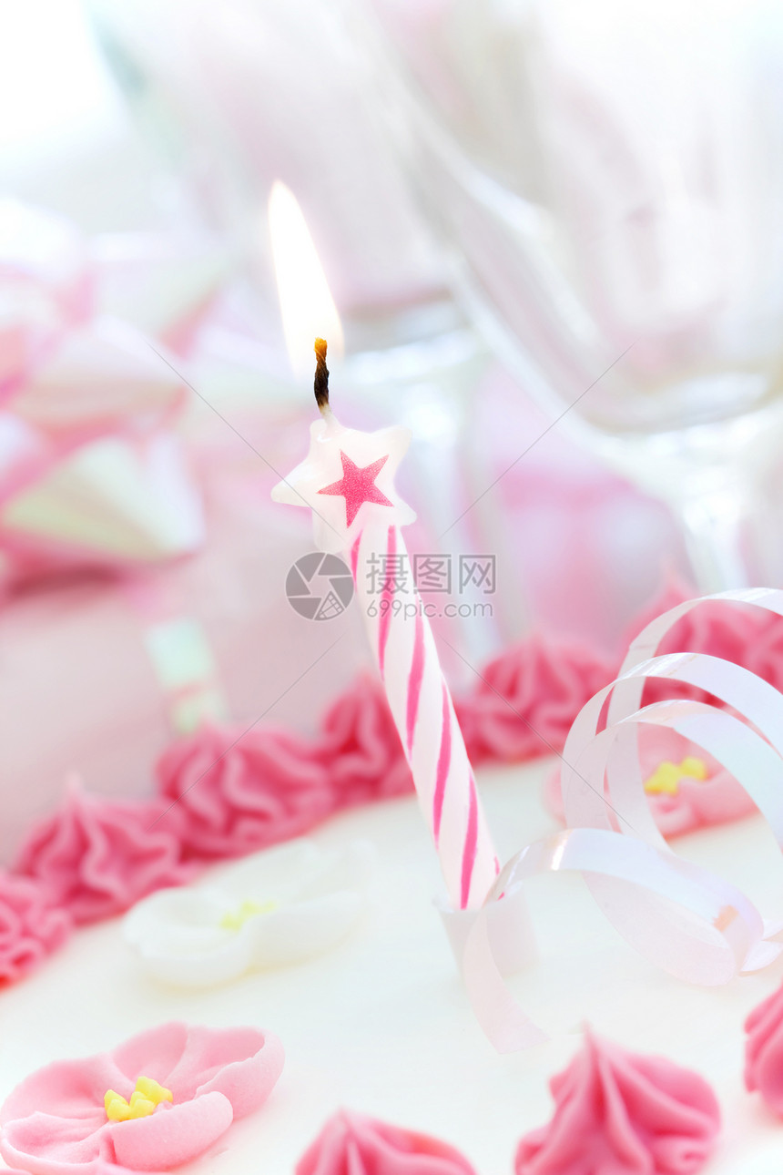 生日蛋糕礼物香槟饮食冰镇女性化燃烧蜡烛派对甜点展示图片