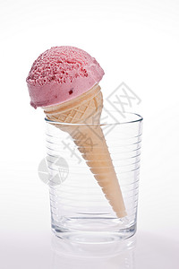 水果冰淇淋甜点杯子奶油玻璃食物粉色背景图片