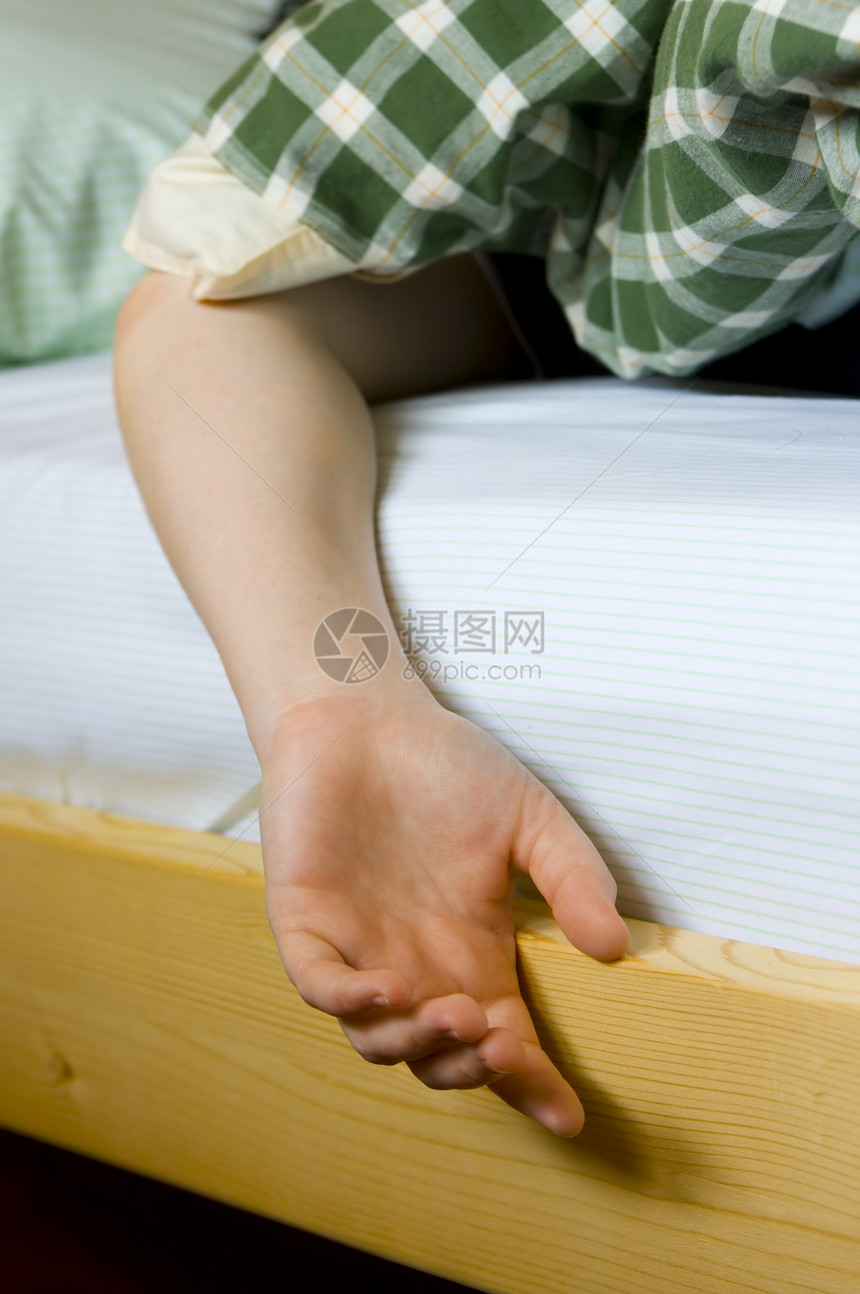 妇女睡眠床单卧室手臂图片