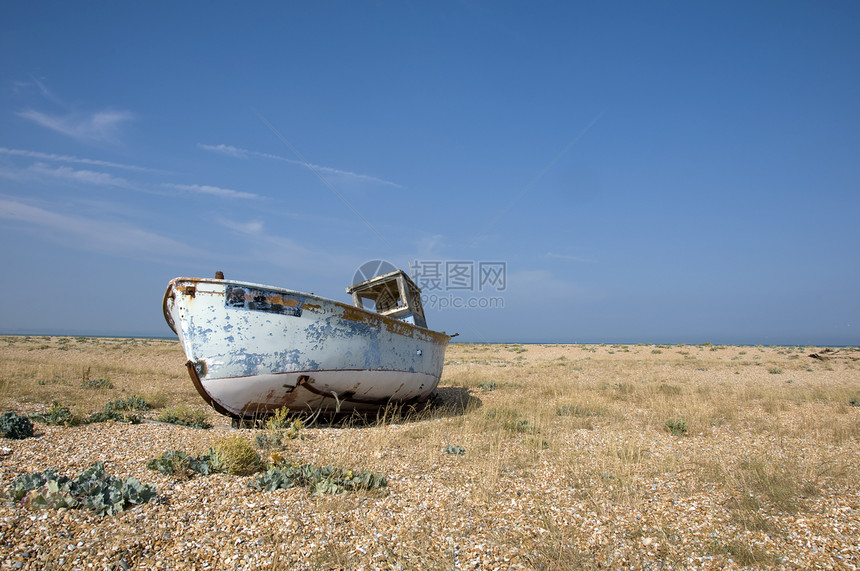 旧船血管渔船蓝色航海鹅卵石衰变天空破坏海岸海滩图片