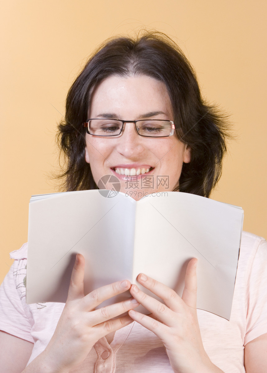 青年女青年妇女通讯技术阅读黑发腰部姿势眼镜专注女孩微笑乐趣女性图片