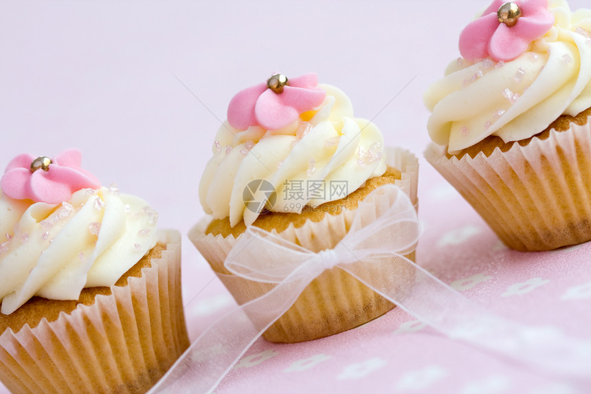 粉红和白纸杯蛋糕漩涡饮食烘烤甜点烘焙食物对象小吃育肥背景图片