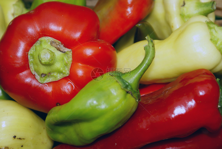 色彩多彩的胡椒红色绿色烹饪黄色市场食物花园饮食沙拉生产图片