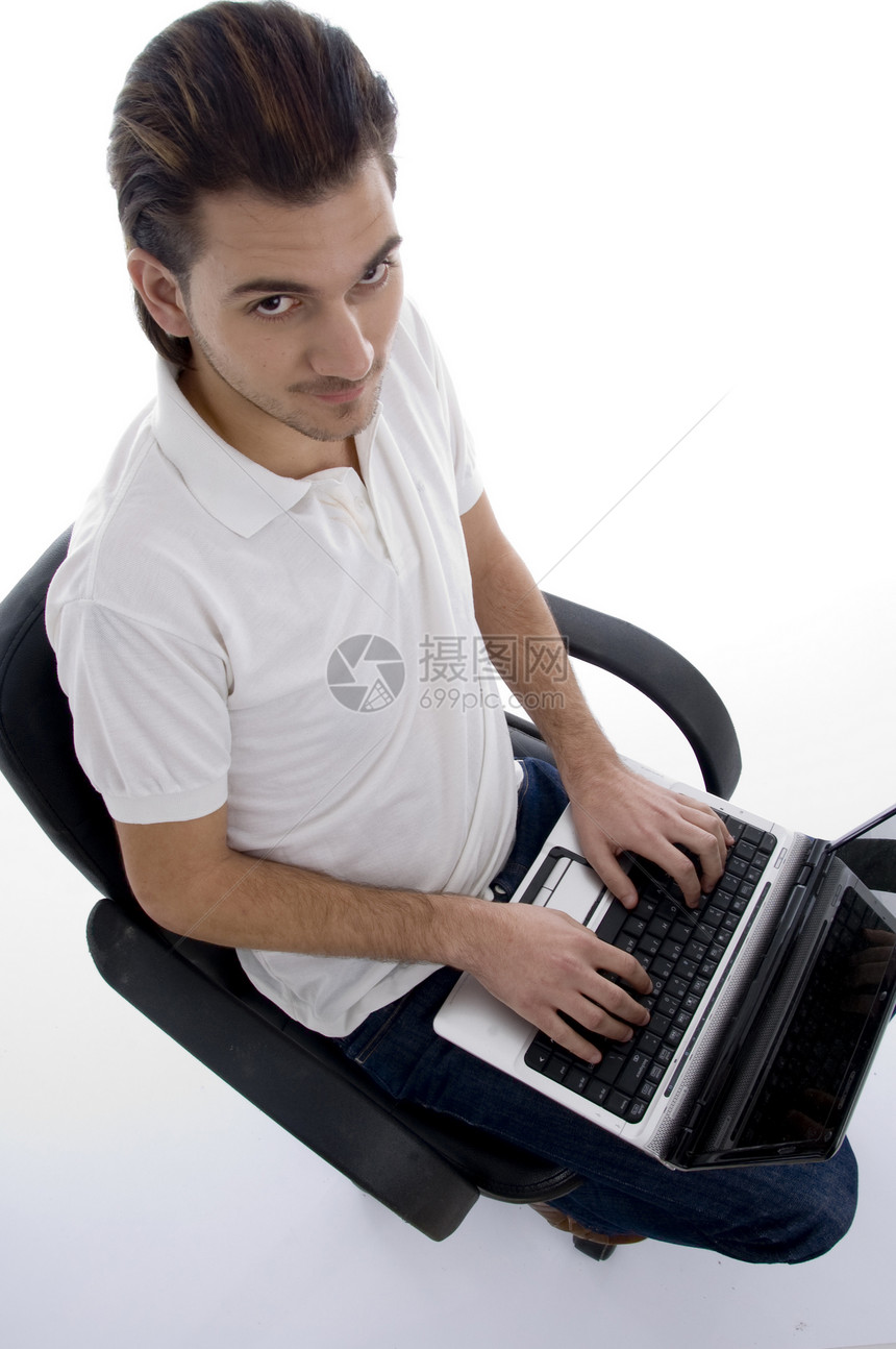从事笔记本电脑工作的青年男子工作室黑发技术男人相机成人衣服白色姿势男性图片