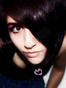 粉色眼睛素材双眼女士化妆品魅力眼睛头发粉色一个女孩黑发情绪背景