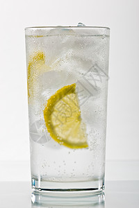 鸡尾酒饮料小吃店柠檬玻璃白色背景图片