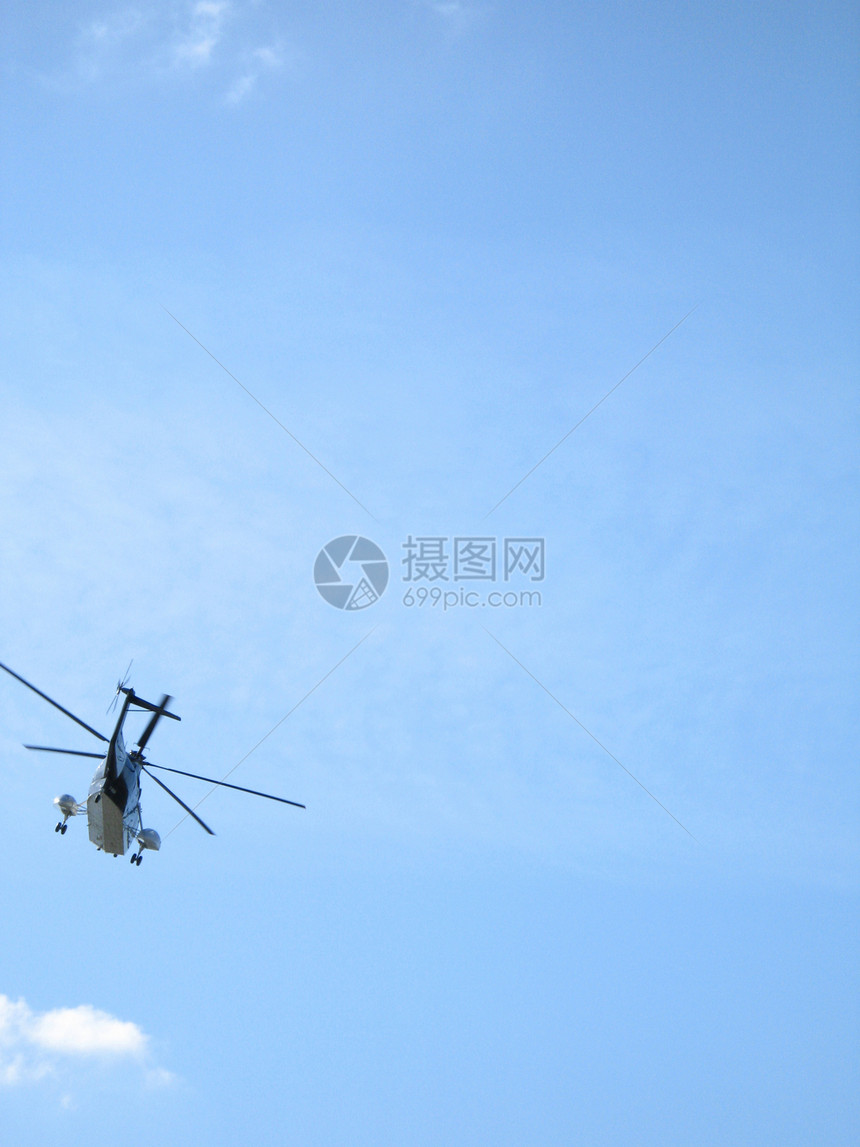 一架直升机在蓝云的天空中飞行青色航班运输情况旅行飞机蓝色图片