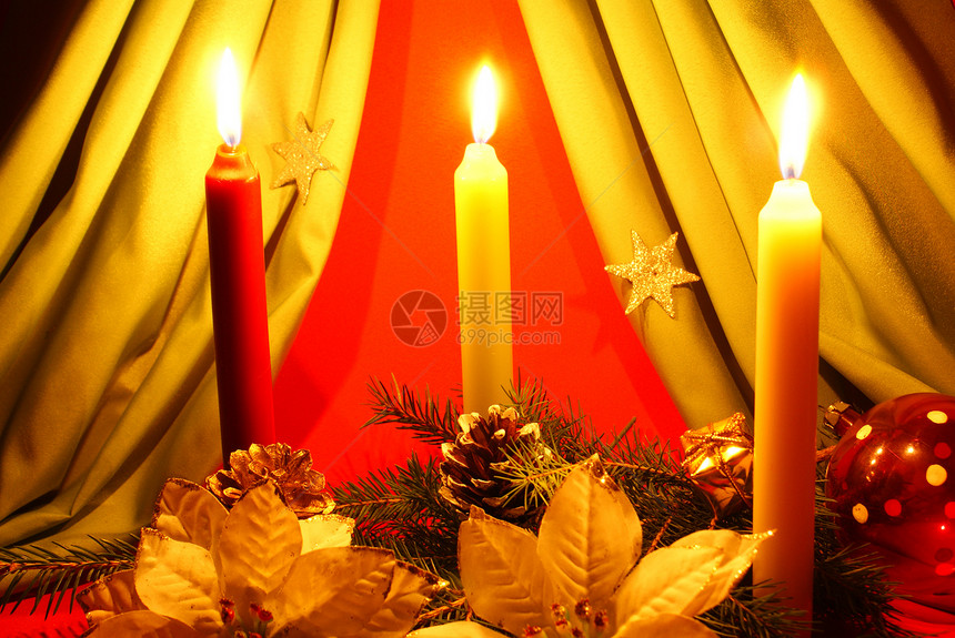 圣诞节装饰季节红色松树星星火焰花圈白色锥体玻璃球图片