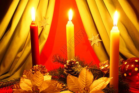 圣诞节装饰季节红色松树星星火焰花圈白色锥体玻璃球背景图片