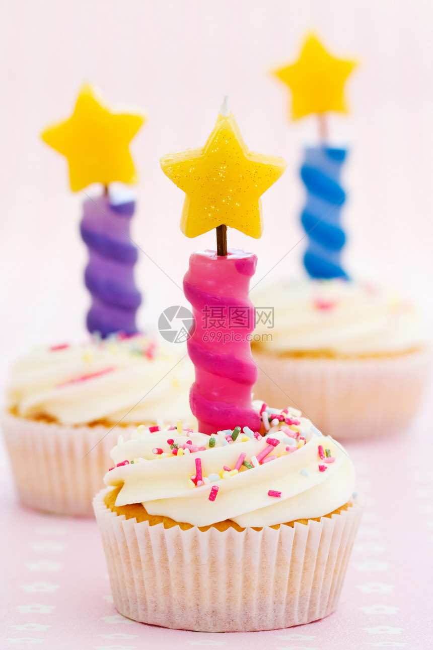 三个生日蛋糕生日粉红色蓝色磨砂奶油甜点烘烤背景育肥蛋糕图片