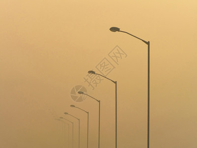 雾中街灯薄雾秘密黄色重复性梦幻抛光背景图片