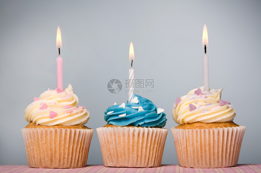 生日纸杯蛋糕烘烤小雨小吃奶油点燃甜点庆典对象蜡烛食物图片