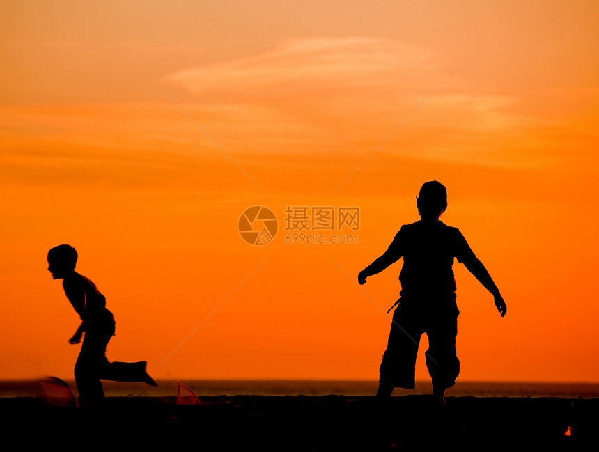 海滩海滩乐趣孩子们活动娱乐喜悦海岸太阳足球旅行幸福天空图片