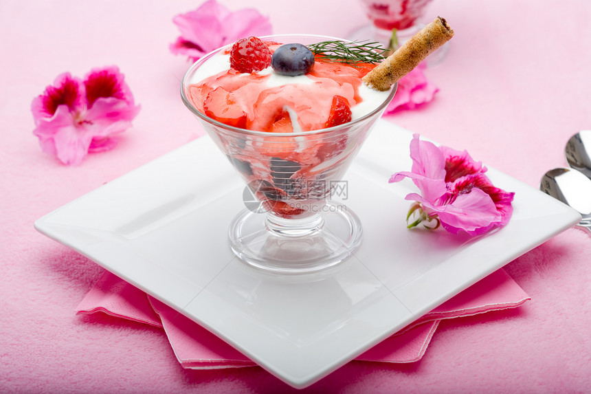 新鲜甜点水果食物盘子餐巾酸奶浆果粉色图片