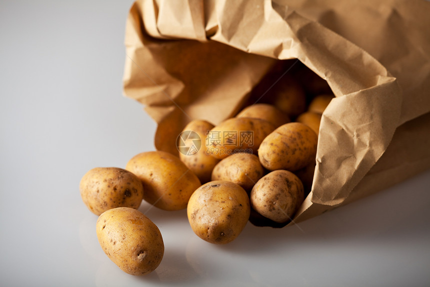 棕色纸袋中的新鲜土豆图片