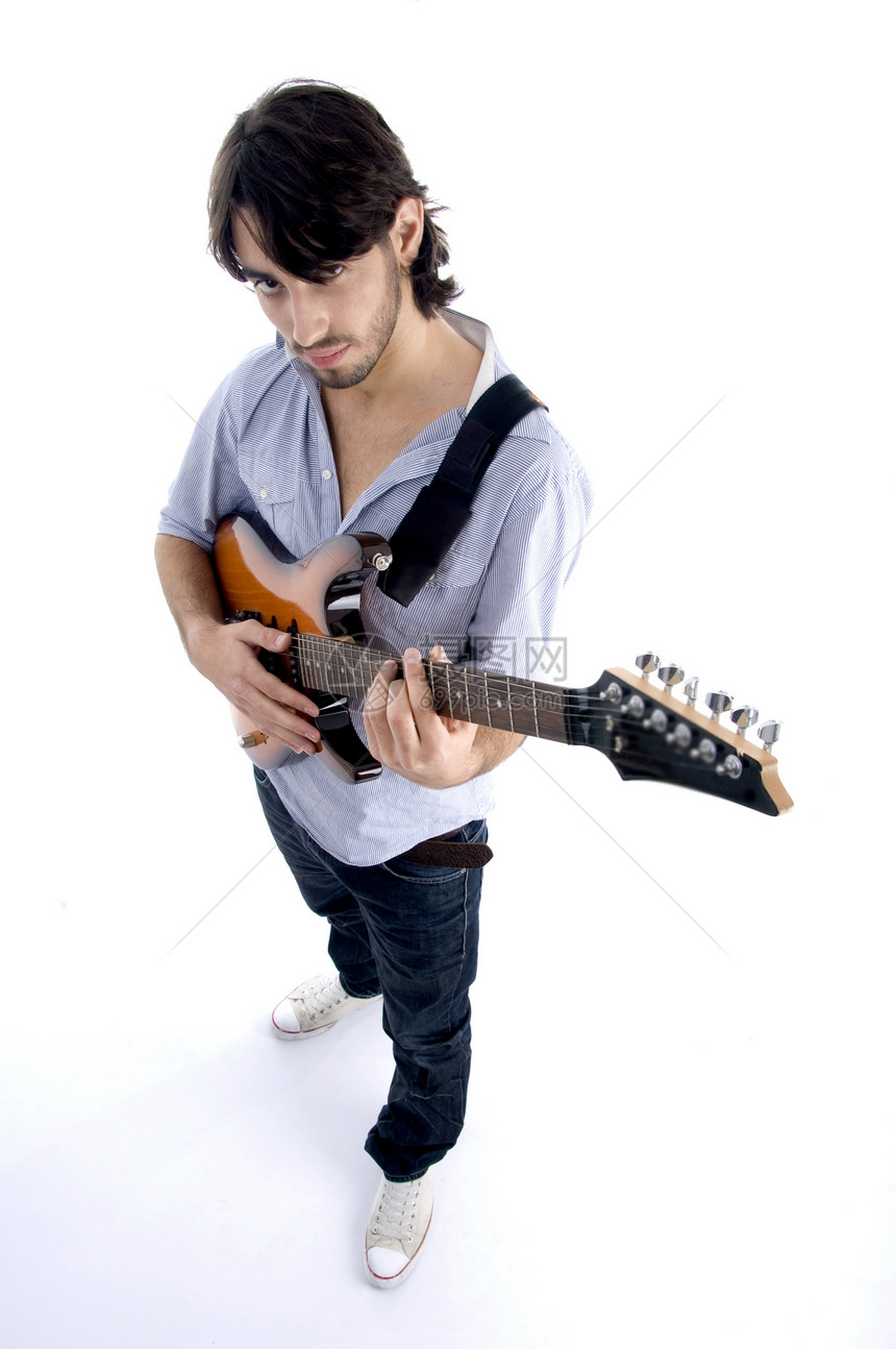 英俊的男性看着相机和弹吉他姿势青年冒充岩石娱乐衣服吉他成人乐器音乐图片