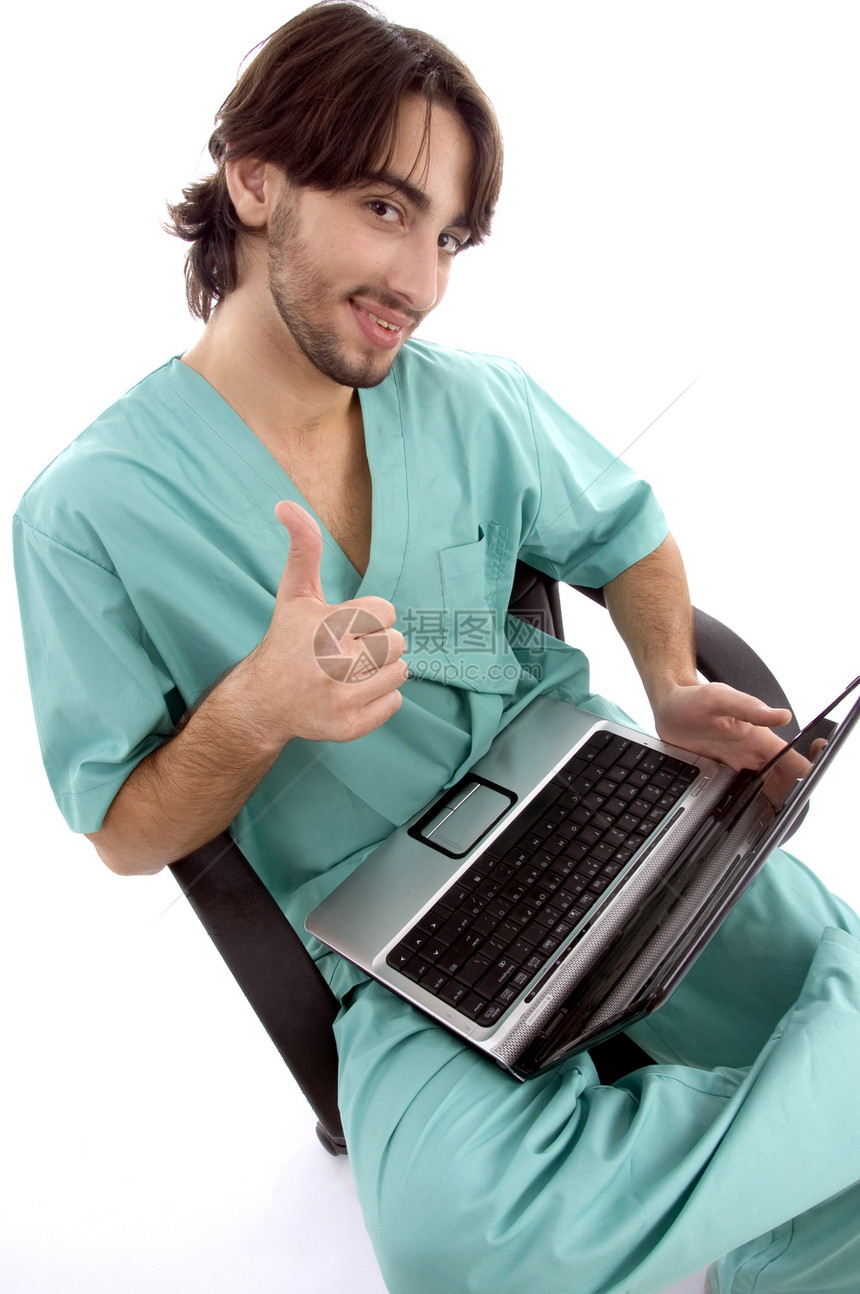 在笔记本电脑上工作的医生 祝好运图片