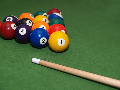 桌上的游泳池球娱乐毛毡编号三角形圆形台球游戏数字绿色条纹背景图片