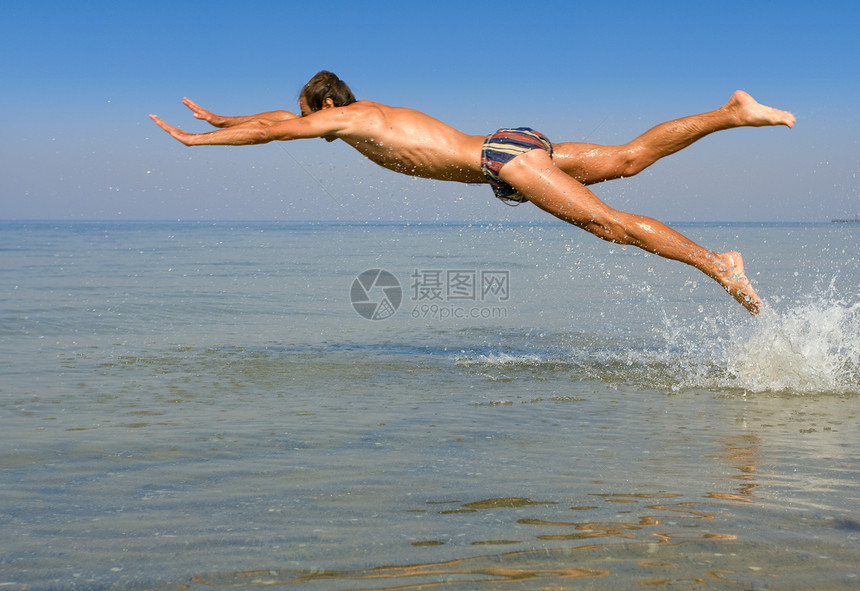 跳跃人男人阳光喜悦比基尼天空幸福假期活力自由活动图片