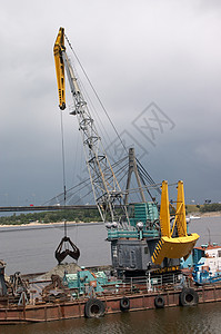 液压挖掘机驳船吊车建筑泥船起重机骨干背景图片